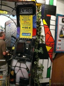 .....а в подвале - туалет, построенный в стиле Хундертвассера. Опускаете 60 центов в автомат и попадаете в туалет в стиле модерн..