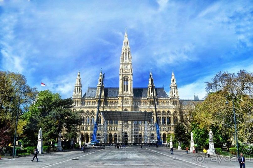 Венская ратуша построена в 1872–1883 годах. Фасад здания выполнен в неоготическом стиле, напоминающий фламандские ратуши. В настоящее время ратуша является служебным зданием, в котором находятся бургомистр города и муниципалитет