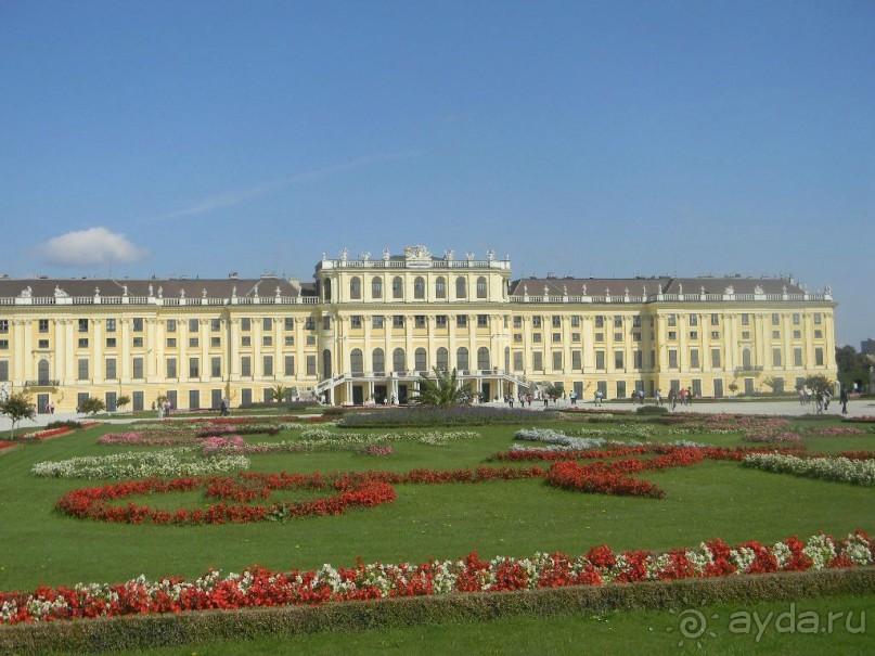 В XIV веке на территории, где нынче возвышается  роскошное строение, было небольшое поместье, состоящее из жилого дома, конюшни, мельницы и приусадебного участка. Им владел Клостернойбургский монастырь.