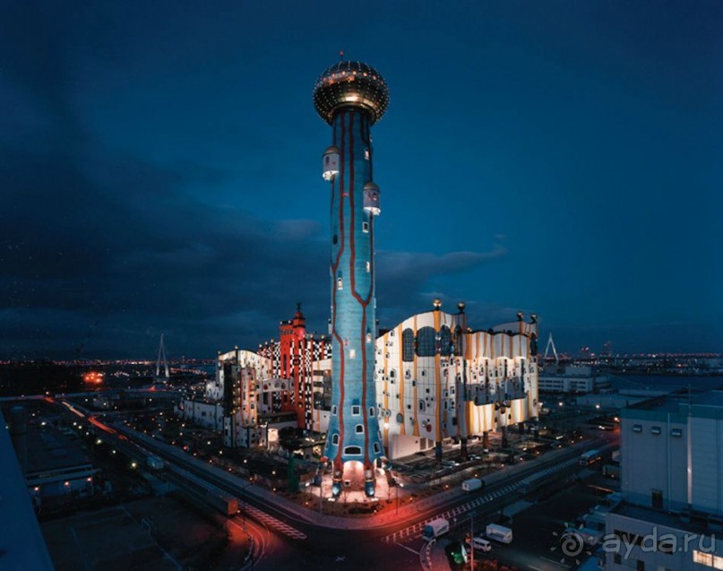 Почти на окраине Вены расположился мусоросжигательный завод. Его Хундертвассер реконструировал в 1989 году. И, наверное, никому не надо рассказывать, как мусоросжигательные заводы выглядят у нас: грязь, летающий повсюду мусор и вонь. В общем, ужас!