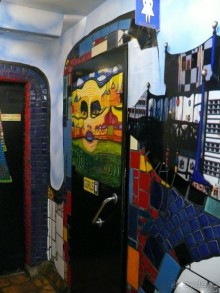 Мальчики- направо, а девочки прямо сюда за желтую голову.