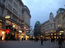 Грабен предстает совершенно по-разному в дневное и ночное время. Если днем здесь  суетятся как горожане, так и все приезжие, туристы со всего мира, то в ночное время Грабен оживает, начинает освещаться сияющими вывесками, фонтанами,