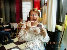 Кафе находится прямо за Венской оперой, в отеле «Захер», на улице Фильхармоникерштрассе