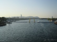 Старый Дунай манит пловцов, яхтсменов, гребцов и сёрфингистов. У них есть выбор: из трех школ парусного спорта и сёрфинга, девяти лодочных станций, а также четырех пляжных бассейнов.