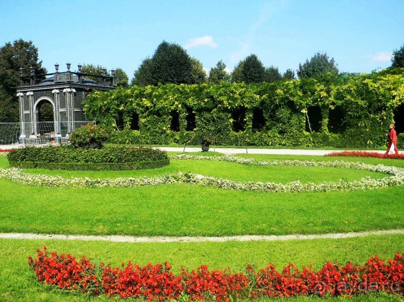 Приехав в Вену, обязательно посетите бывшую летнюю резиденцию импратрицы Елизаветы, знаменитой Сиси. Подлинными украшениями этого барочного дворцового комплекса являются великолепный парк, Пальмовый домик, павильон Глориетта и зоосад. Здесь стоит провести целый день.