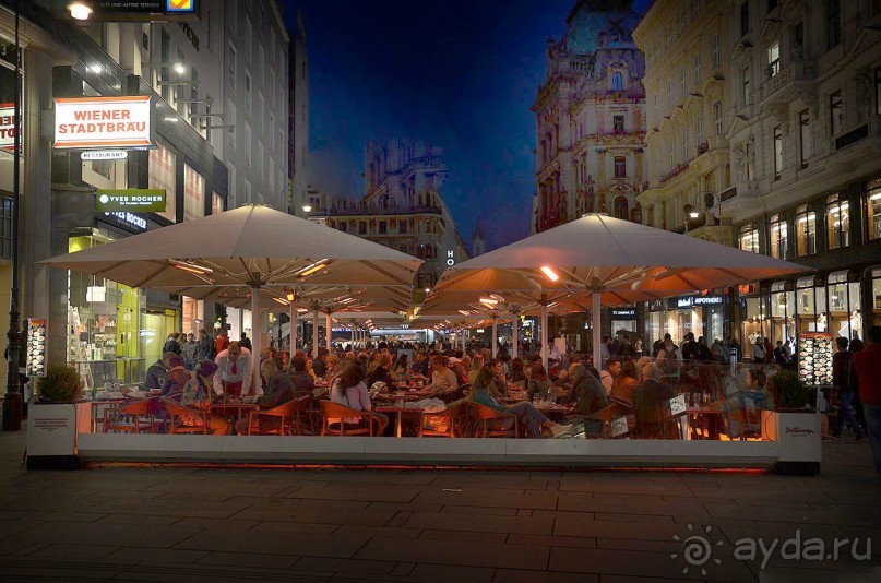Теплым осенним вечером приятно посидеть в уличном венском кафе.