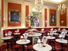 Среди известных столичных кафе есть одно уникальное – «Захер» (Café Sacher).
Только в нём (ну, и ещё в кафе «Захер» в Зальцбурге, Инсбруке и Граце) готовится оригинальный торт «Захер», пожалуй, самый известный в мире десерт.