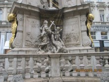 1679 год. В Вене свирепствует эпидемия чумы. Покидая город, император Леопольд I обещает возвести колонну милости, как только эпидемия закончится