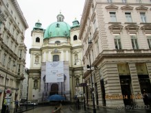 Церковь Св. Петра (Peterskirche) была возведена во второй половине IV в. на месте казарм римского лагеря Виндобона.  Барочная церковь на маленькой площади, примыкающей к Грабену.