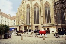 Вокруг собора ждут своей очереди бесчисленное количество карет с лошадьми.