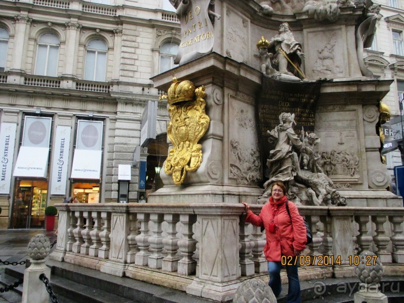 В этом же году освятили временную деревянную колонну, изготовленную в виде Святой Троицы на коринфской колонне с фигурами девяти ангелов, которые представляли девять ангельских хоров.