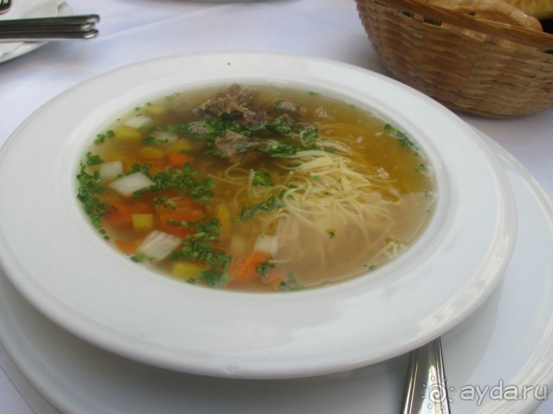 Замечательный горячий супчик, приготовленный по старинному венскому рецепту.  Так было написано в меню на русском языке.