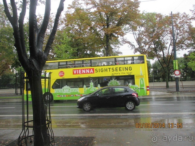В Вене есть туристические автобусы, в которых выдают наушники. Автобус едет, а вы слушаете экскурсию на нужном вам языке.  А мы все ножками....ножками...