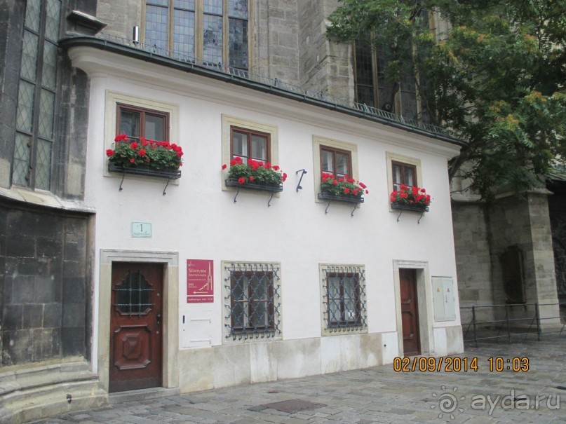 Здесь продают билеты на смотровую площадку собора.