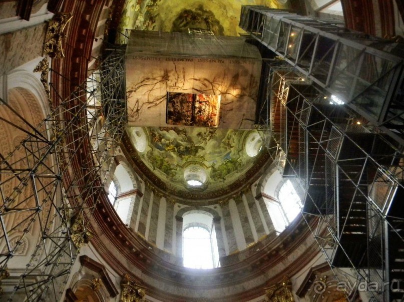 Все желающие могут подняться на смотровую площадку (высота 72 м) под куполом сначала на лифте, а потом пройти несколько метров по лестнице. Во время подъёма можно оценить с близкого расстояния великолепную роспись купола