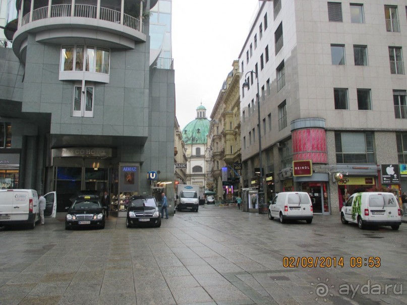 Пешеходная улица Грабен выходит на маленькую площадь, где стоит церковь святого Петра.