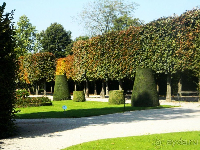 Великолепный парк отлично гармонирует с дворцом, дополняя величественное здание архитектурными элементами и барочными садами