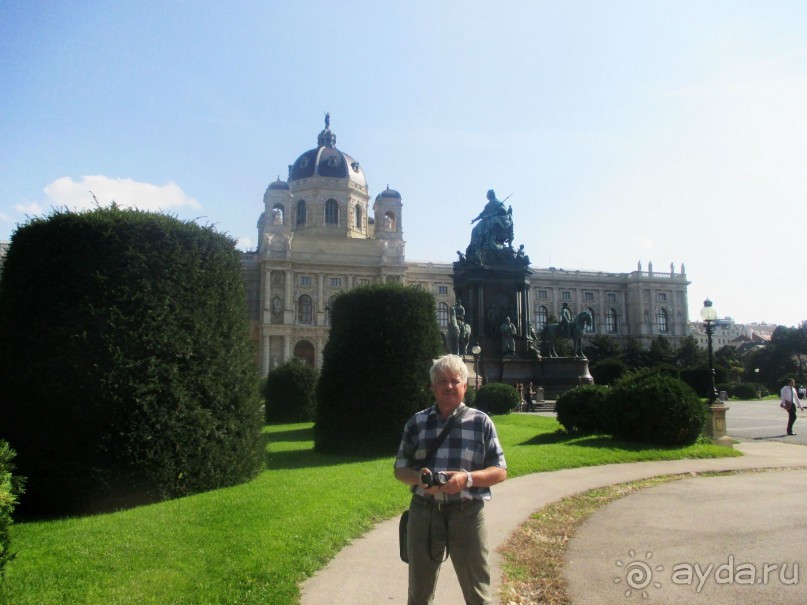 На площади Марии Терезии.  По левую руку от императрицы находится Музей естествознания, по правую – Музей истории искусств.