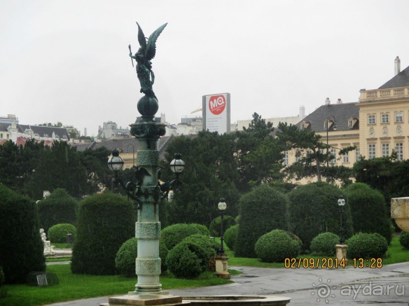 Прямоугольная площадь в Вене на Рингштрассе между Музейным кварталом и Хофбургом, на которой находятся в одинаковых симметрично расположенных зданиях два крупнейших венских музея – Музей естествознания и Музей истории искусств.