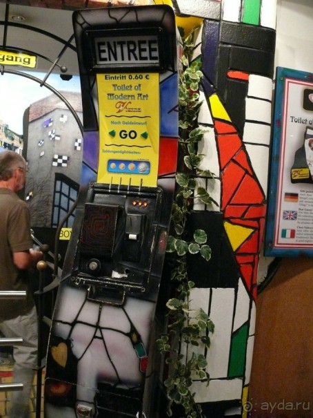 .....а в подвале - туалет, построенный в стиле Хундертвассера. Опускаете 60 центов в автомат и попадаете в туалет в стиле модерн..