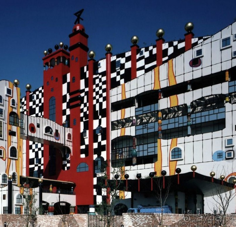 В Вене же этот завод благополучно расположился прямо-таки у станции метро, за ним начинался жилой квартал, а рядом была проложена прогулочная пешеходно-велосипедная дорожка. И, разумеется, ни вони, ни грязи вокруг.