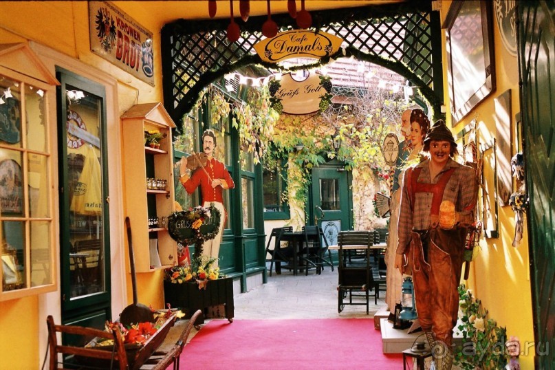 Как не заглянуть в такое замечательное уличное кафе?