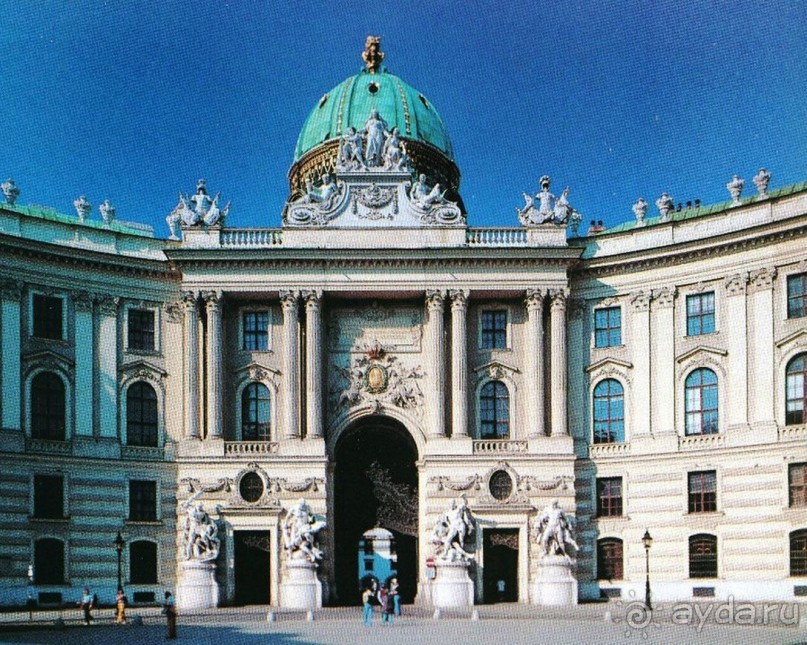 В комплекс Хофбург входит около 40 различных строений и дворцов. Среди них, например, такие: Альтбург, Дворцовая капелла, Штальбург, дворец Амалии, Имперская библиотека, крыло Священной канцелярии, многочисленные музеи.