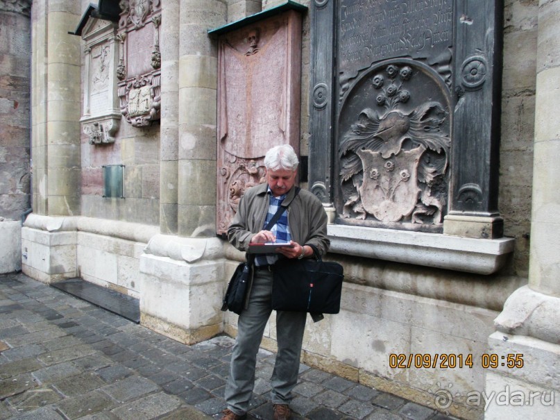 Мой муж у собора св. Стефана изучает на планшете карту нашего дальнейшего передвижения по Вене.