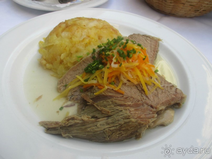 А это -  тафельшпитц. Отварное с приправами говяжье мясо - традиционное блюдо венской кухни.