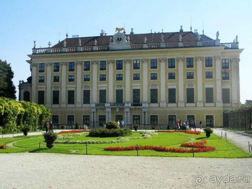 Название "Шенбрунн" отсылает к "прекрасному источнику", который тут был найден в XVI веке, когда на этой земле располагались императорские охотничьи угодья.