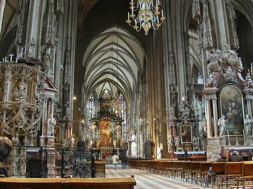 Готический трехчастный продольный неф и раннеготический хор, в средней части которого сохранились витражи 1340-1360 гг. и сетчатый свод, покоящийся на колоннах, производят неизгладимое впечатление.