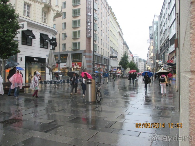 От Штефанплац начинается пешеходная  улица Грабен- архитектурная достопримечательность Вены... Здесь можно увидеть Дворец Бартолотти, кафедральный собор Святого Стефана, Грабенхоф, Еврейский музей, Доротеум.