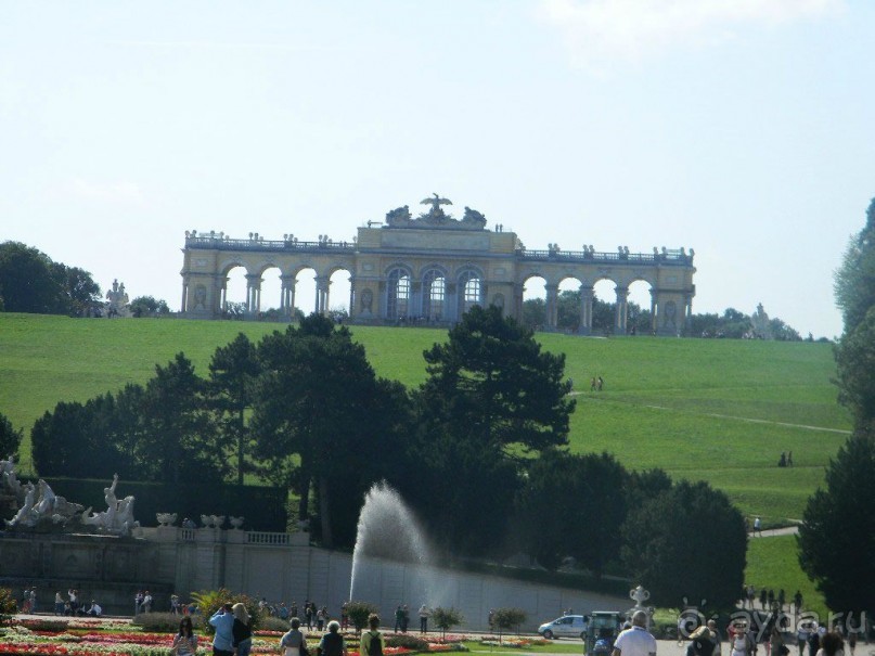 Глориетта — триумфальная колоннада на вершине парка