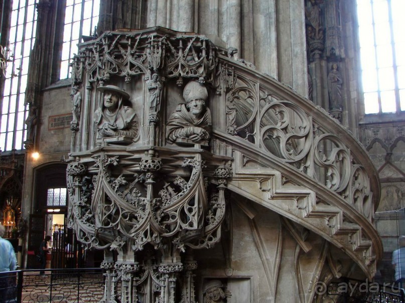 У колонн стоят по большей части барочные алтари. На одной из колонн зодчий собора Антон Пильграм установил четырехметровую кафедру, главное произведение позднеготической резьбы по камню (1514-1515 гг.), украшенную бюстами четырех отцов церкви