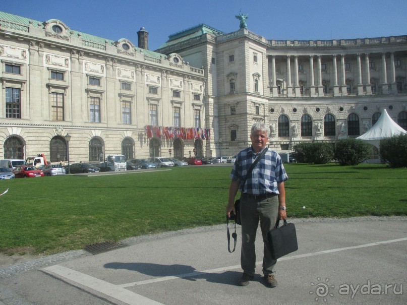 В Хофбурге находится одна современная организация, которая известна всему миру: ОБСЕ. Участниками этой организации являются 56 стран.  На заднем плане флаги стран-участниц.