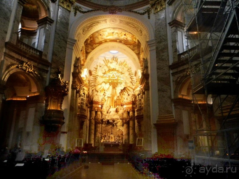 Ярким элементом интерьера является  главный алтарь, украшенный лепным рельефом с изображением Святого Карла, вознесшегося в рай на облаке в окружении херувимов и ангелов..