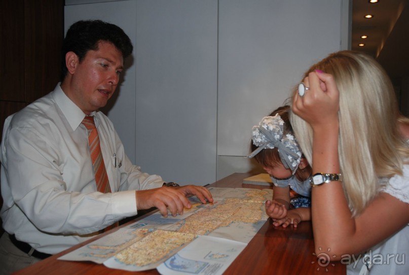 Георгий помогает построить маршрут поездки)