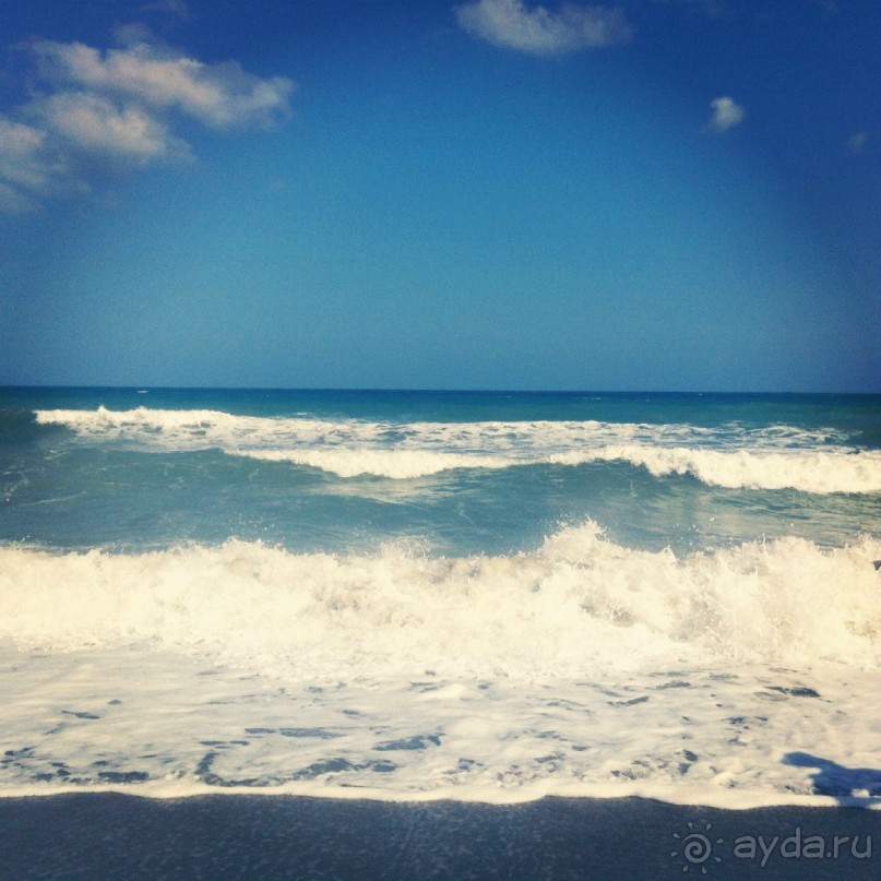 море нашего пляжа. Как раз штормит