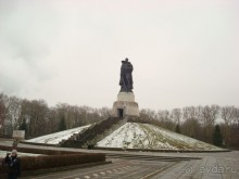 величественный памятник русским солдатам