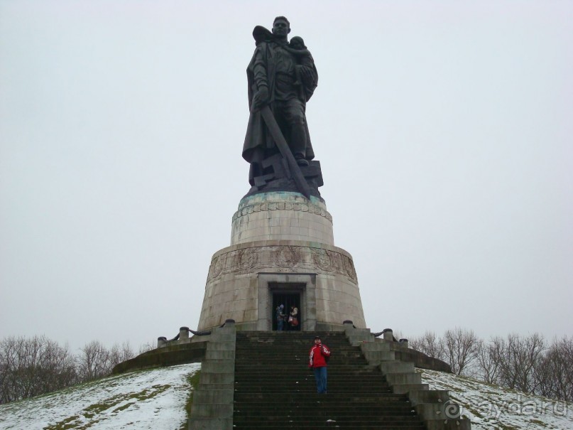 величественный памятник русским солдатам