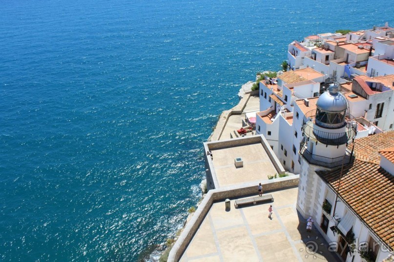 Замок заката на берегу цветов апельсинового дерева.