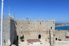 Замок заката на берегу цветов апельсинового дерева.