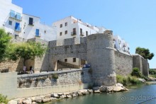 Замок заката на берегу цветов апельсинового дерева.