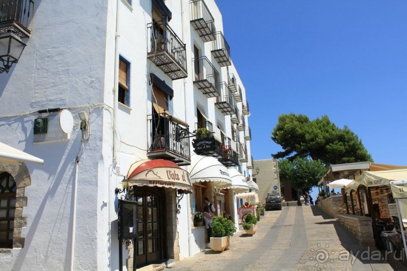 Замок заката на берегу цветов апельсинового дерева.