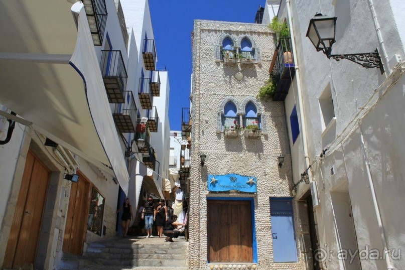 Замок заката на берегу цветов апельсинового дерева.