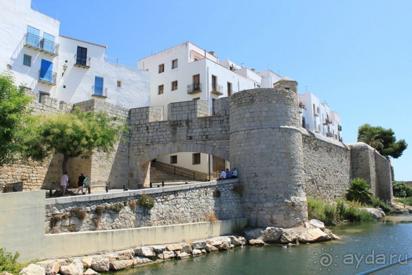 Замок заката на берегу цветов апельсинового дерева.