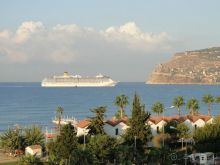 Вид из номера отеля. 12-палубный теплоход "Коста Атлантика". Коричневые крыши - корпуса отеля "Банана". Помост над морем принадлежит пляжу "Уайт клуб", вход на него свободный, я с него входила в море.