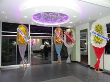 В "зимнем" ресторане на 5-м этаже отеля праздновалась свадьба. Это венки молодожёнам от гостей, установленные у входа.