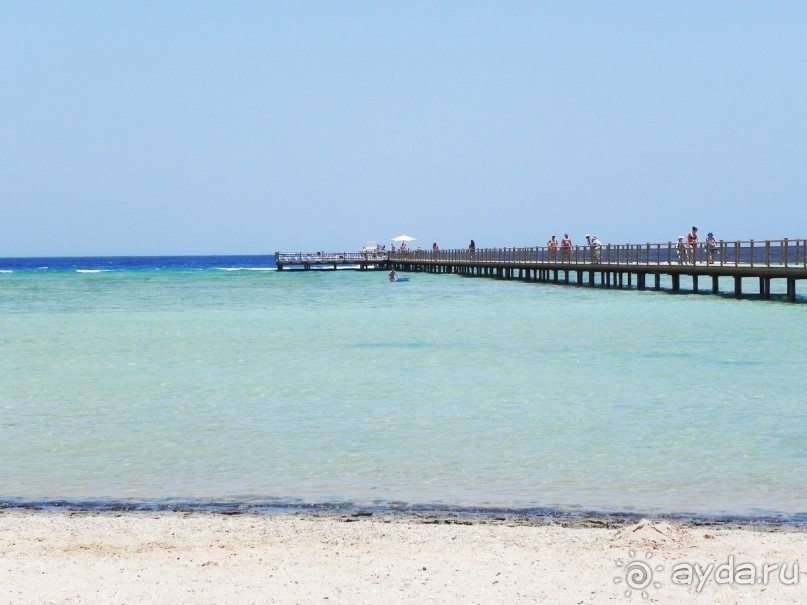 Пляж с пантоном