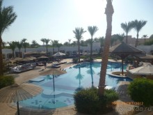 бассейн у отеля бассейн у отеля